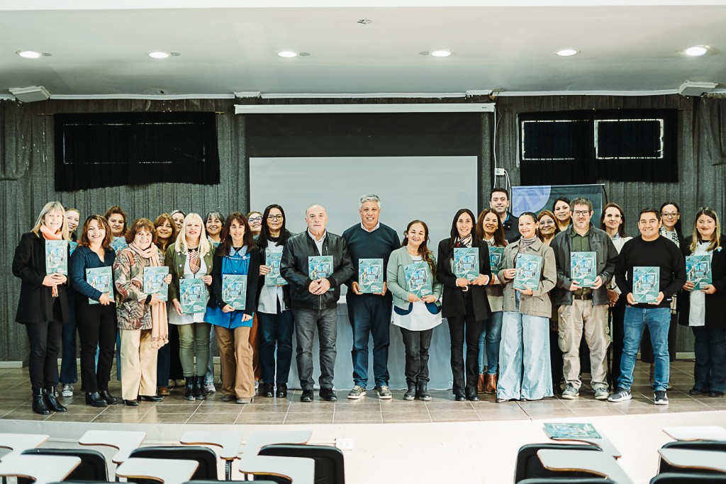 La Muni entreg&oacute; a instituciones educativas ejemplares del libro &ldquo;Historia y Geograf&iacute;a de Tupungato" 