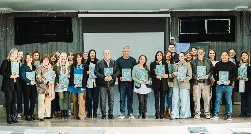 La Muni entreg&oacute; a instituciones educativas ejemplares del libro &ldquo;Historia y Geograf&iacute;a de Tupungato