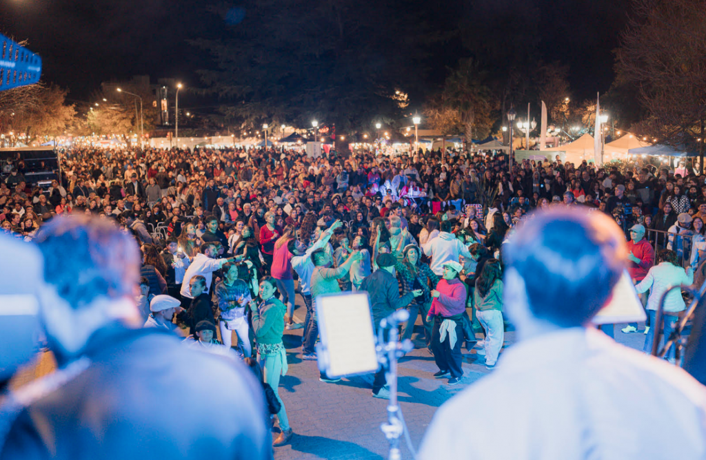 Una multitud de personas celebró a puro ritmo la edición 2025 del Festival de la Nuez y los Vinos de Altura de Tupungato