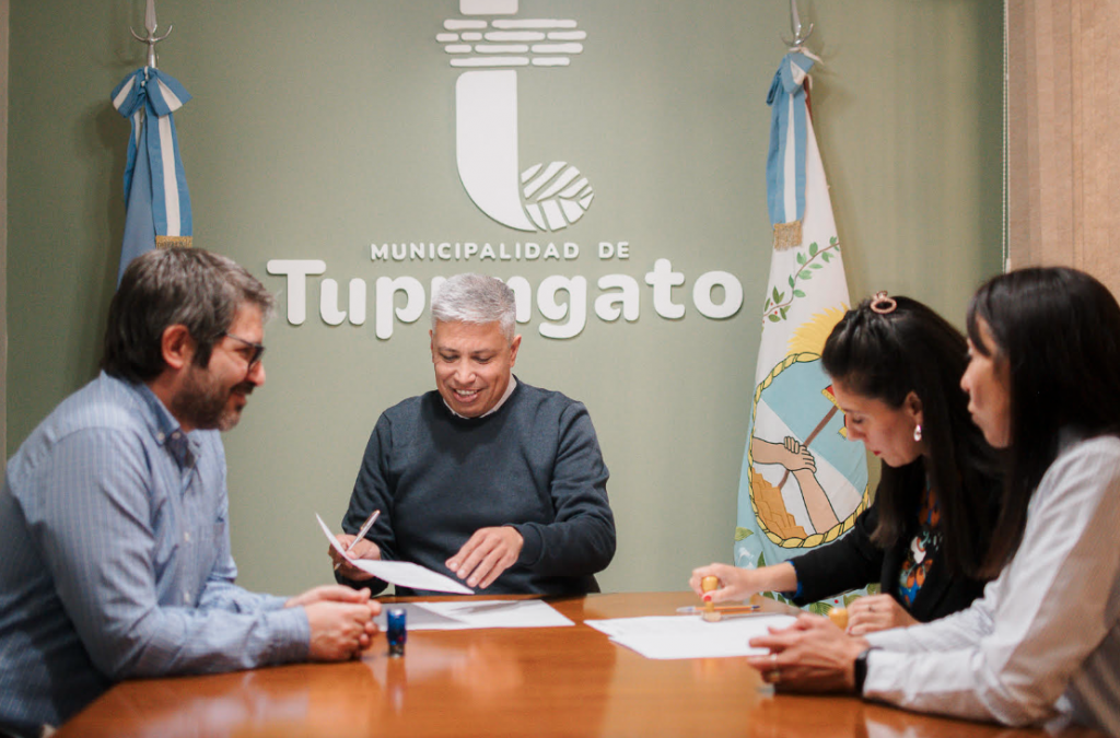 InvertiDasMente: la Escuela Camilo Carballo es la primera institución en recibir el Fortalecimiento Económico Educativo Municipal