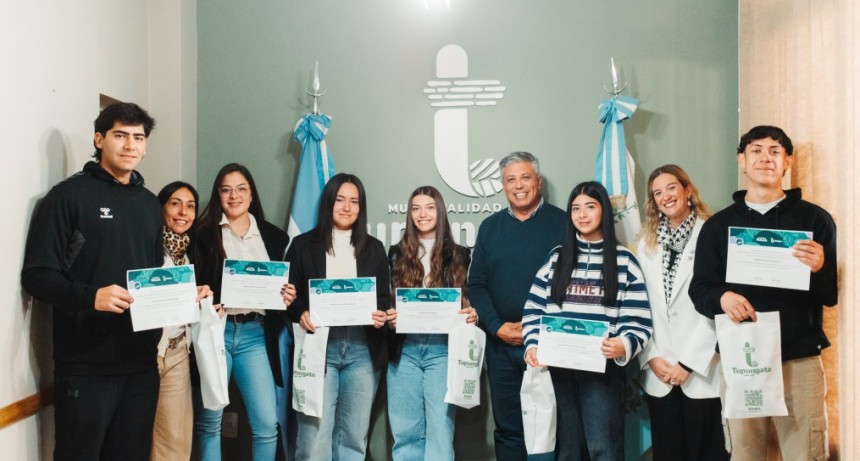 El Intendente Gustavo Aguilera entreg&oacute; becas universitarias a 10 tupungatinos estudiantes de la UMaza