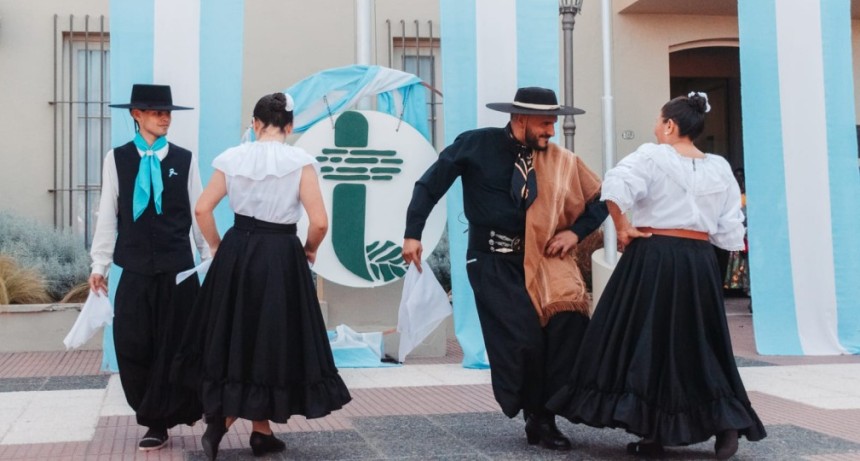 Los 216 a&ntilde;os de la Revoluci&oacute;n de Mayo se conmemoraron en Tupungato con Actos Patri&oacute;ticos y una Pe&ntilde;a Folkl&oacute;rica