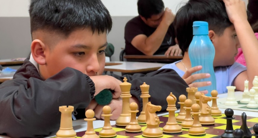 La Escuela de Ajedrez Pablo Agostinelli invita a un torneo abierto y celebra destacados logros provinciales